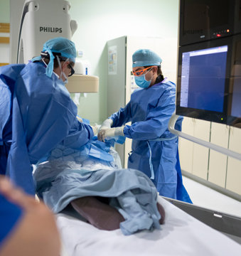 Dr Marcelo Vasquezrios performing an interventional radiology procedure